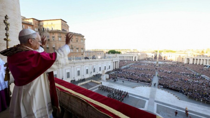 Papa León xiv saludando a los fieles en el balcón de San Pedro