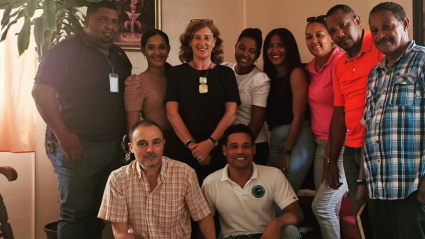 Gullón, Patricia Rosety y el equipo de Radio Seybo.