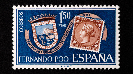 Sello postal de Fernando Po (posteriormente Guinea Ecuatorial) que representa un sello antiguo y el escudo de armas.