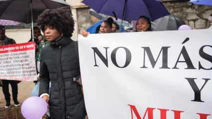 Mujeres negras africanas protestan contra las violaciones, secuestros y violencia contra niños y mujeres perpetrados por las fuerzas militares de Guinea Ecuatorial en Annobón.