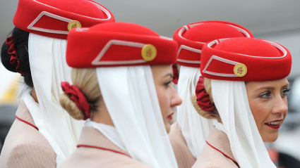 Miembros de la tripulación de Emirates en el Aeropuerto de Birmingham, Inglaterra