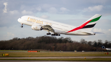 Un Airbus A380 de Emirates despegando del Aeropuerto de Mánchester