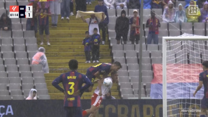 Imagen de la falta de Eric García sobre Hugo Rincón en el gol anulado al Barça ante el Girona