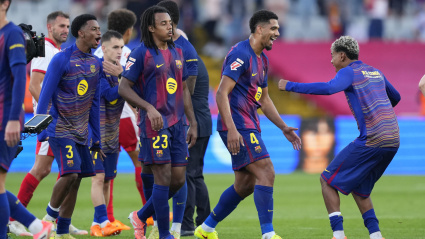 Los jugadores del Barcelona celebran la victoria contra el Girona