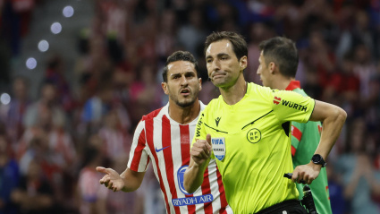Koke protesta a De Burgos Bengoetxea la decisión de anular el gol en el Atlético - Osasuna