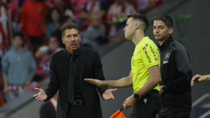 Simeone protesta al linier y al cuarto colegiado tras anular el gol de Baena en el Atlético - Osasuna