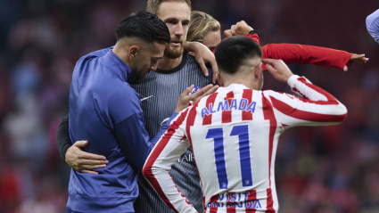 Oblak recibe las felicitaciones de sus compañero tras el Atlético-Osasuna
