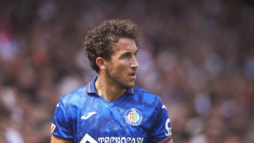 Luis Milla jugando un partido con el Getafe