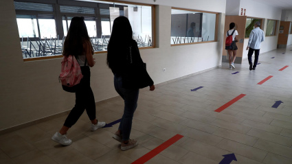 Varios estudiantes se dirigen a un aula en un instituto de Madrid