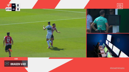 Andre Silva choca con Vivian instantes antes de que llegue el balón.