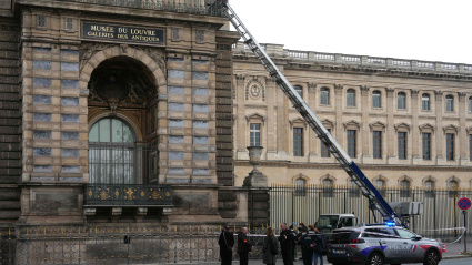Agentes de policía se encuentran junto a un montacargas de muebles utilizado por unos ladrones para entrar por la fuerza en el Museo del Louvre
