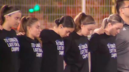Las jugadoras del CD Honeyball homenajearon a su excompañera Sandra Peña.