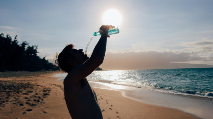 Un deportista bebiendo agua