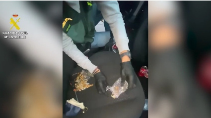 Un guardia civil registra el vehículo en el que viajaban los detenidos