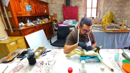 Pedro Escudero restaura de forma voluntaria los tesoros de Tierra Santa