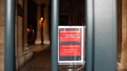 Un cartel que dice «El Museo del Louvre permanecerá cerrado hoy por razones excepcionales» se ve en el Passage Richelieu, junto al Museo del Louvre, tras el cierre policial en París, Francia, el 19 de octubre de 2025.