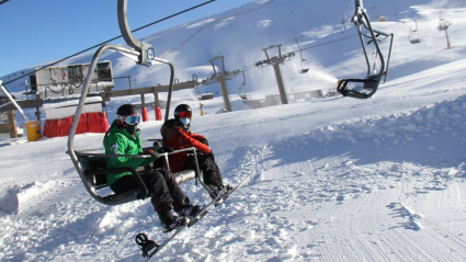 Esquiadores en un remonte en la estación de esquí de Sierra Nevada