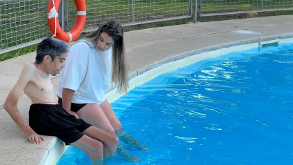 Leionel en la piscina