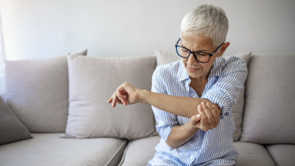 Molestias en el codo por sufrir osteoporosis