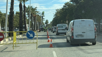 La señalización temporal y la presencia de operarios obligan a circular con precaución por la CV-725, que mantiene solo un carril abierto por sentido hasta el viernes