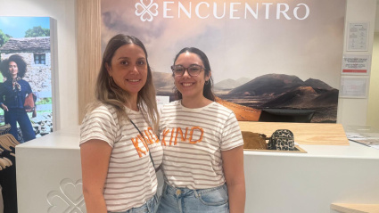 Miriam y su compañera, trabajadoras de la tienda Encuentro en Dénia, durante la mañana en la que los sistemas de pago dejaron de funcionar por una caída global de la nube de Amazon