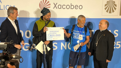 El Presidente de la Xunta y el Arzobispo de Santiago con Jairo y Nicolás