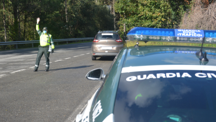 Al sospechoso le dieron el alto en Becerreá. Foto de archivo de un guardia civil parando a un coche en carreteras de Lugo