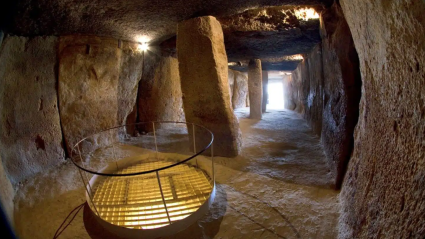 Dolmen de Menga por dentro con pozo