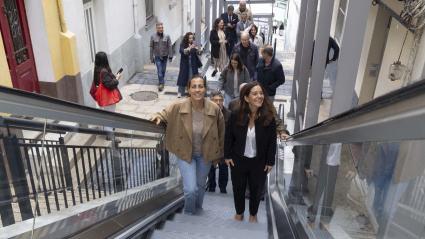 Inés Rey y Noemí Díaz inauguran las primeras escaleras mecánicas cubiertas de A Coruña, en Adelaida Muro