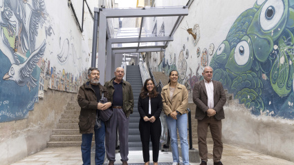 Inés Rey y Noemí Díaz inauguran las primeras escaleras mecánicas cubiertas de A Coruña, en Adelaida Muro