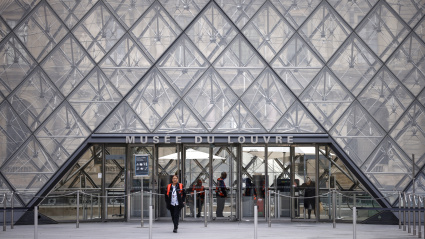 Vista exterior del Museo del Louvre un día después del robo