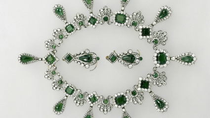 Collar y pendientes de esmeralda de la reina María Luisa robados del Museo del Louvre