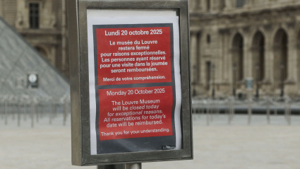 Cartel informativo del cierre del Museo Louvre de París por el robo de las joyas, este lunes