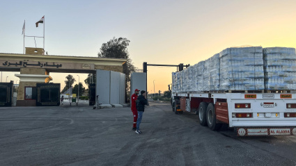 Un camión de ayuda humanitaria avanza por el cruce fronterizo de Rafah, entre Egipto y la Franja de Gaza, en Rafah, Sinaí del Norte.
