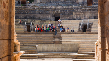 Turistas disfrutando de una visita guiada y una conferencia en Mérida, Badajoz, España. El teatro romano, construido en el siglo I a. C.