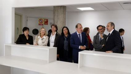 El conseller de Justícia, Ramon Espadaler, durant una visita als nous espais remodelats als jutjats de Lleida.