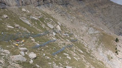Mallas dinámicas antialudes que estabilizan el manto de nieve y frenan su deslizamiento
