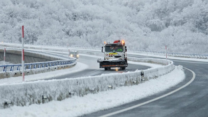 Máquina quitanieves trabajando en una carretera de Cantabria
