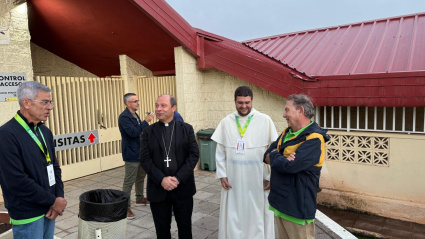 El obispo y el prior de los padres dominicos esperan a la Virgen de Candelaria en la prisión