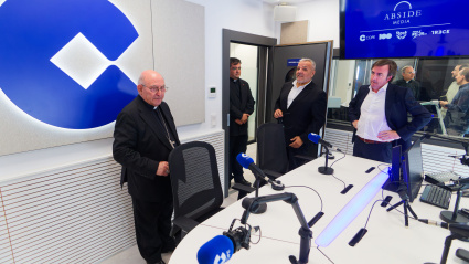 El consejero delegado de Ábside Media, Javier Visiers y el obispo de la diócesis de Segorbe-Castellón, monseñor Casimiro López Llorente, participaron en la inauguración de los nuevos estudios de COPE en Castellón