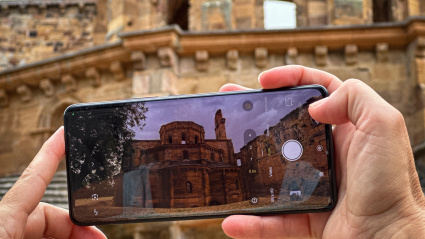 Un turista en Zamora realiza una foto con su móvil