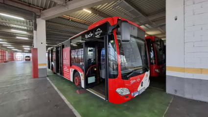 Autobús de EMTUSA en las cocheras de la empresa en Gijón