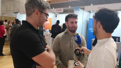Jóvenes cántabros en la feria de empleo