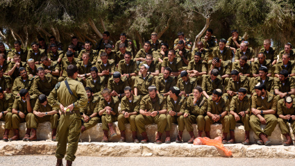 Soldados junto a la tumba de David Ben Gurion en Sde Boker, región del Néguev, Israel.