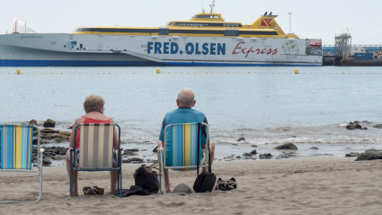 Pareja de jubilados sentados en tumbonas en la playa mirando al mar en un crucero de Fred Olsen Santa Cruz de Tenerife