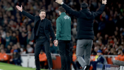 El entrenador del Atlético de Madrid, Diego Simeone (izq.), reacciona durante el partido de la fase de liga de la UEFA Champions League entre el Arsenal FC y el Atlético de Madrid.