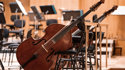 Imagen de recurso de un violonchelo en un escenario