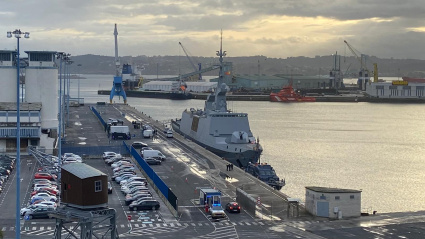 La fragata que está siendo revisada en el puerto de A Coruña