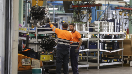 Varios trabajadores en la fábrica de Ford en Almussafes, Valencia