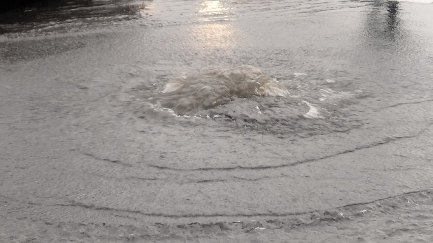 Calzada inundada en A Palloza (A Coruña) tras una tromba de agua